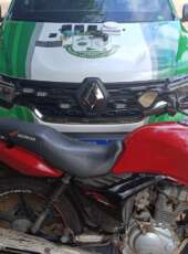 PMCE apreende dois adolescentes, arma de fogo e motocicleta roubada no Centro de Carnaubal