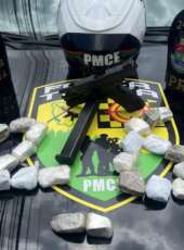 PMCE apreende arma de fogo de fabricação estrangeira, droga e prende suspeito em Caucaia