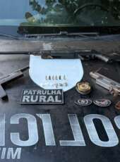 PMCE apreende armas e porções de drogas em residência abandonada em Maranguape