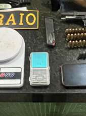 CPRaio prende homem com pistola calibre .40 e quase 2 kg de maconha e munições no bairro Couto Fernandes