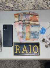 PMCE prende suspeito foragido e apreende mais de 1 kg de drogas e celular com registro de roubo em Fortaleza