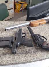 PMCE prende suspeitos com armas e drogas após confronto em Irauçuba