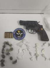 CPRaio da PMCE prende suspeita e apreende drogas e revólver em Novo Oriente