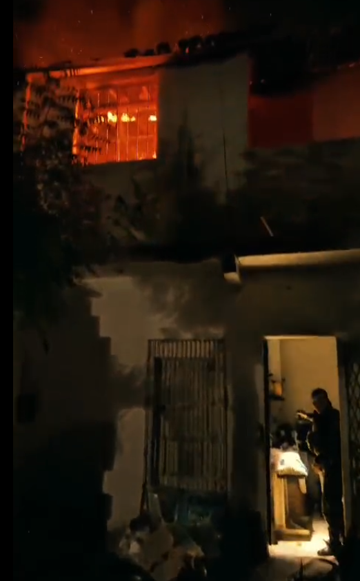 Policiais militares resgatam crianças e animais durante incêndio em residência no bairro Vila Velha, em Fortaleza