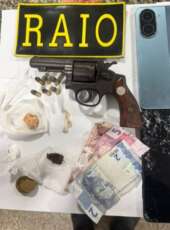 PMCE apreende arma de fogo e drogas e conduz três pessoas em Ubajara