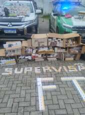 PMCE apreende caixas de cigarro, drogas, simulacro, ave silvestre e prende dois suspeitos em Maracanaú