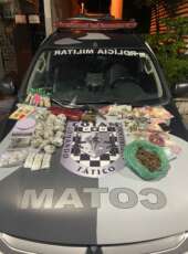 PMCE apreende arma de fogo, munições, mais de 3 kg de drogas e mil reais no bairro Floresta, em Fortaleza