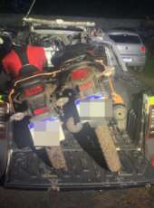 PMCE localiza desmanche clandestino, recupera veículos roubados e apreende armas em Carnaubal