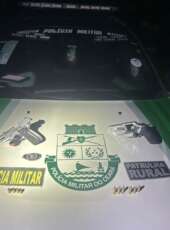 PMCE apreende duas armas de fogo e conduz dupla à delegacia em Cascavel
