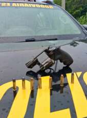 PMCE apreende arma de fogo e prende suspeito durante fiscalização em Beberibe