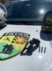 PMCE apreende revólver e munições abandonados na orla de Caucaia