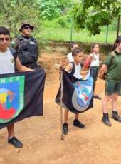 Alunos participam de aula de campo promovida pelo Batalhão Ambiental da PMCE, em unidade de conservação no Crato