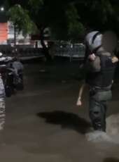 Policial militar da PMCE resgata família de correnteza no Conjunto Ceará