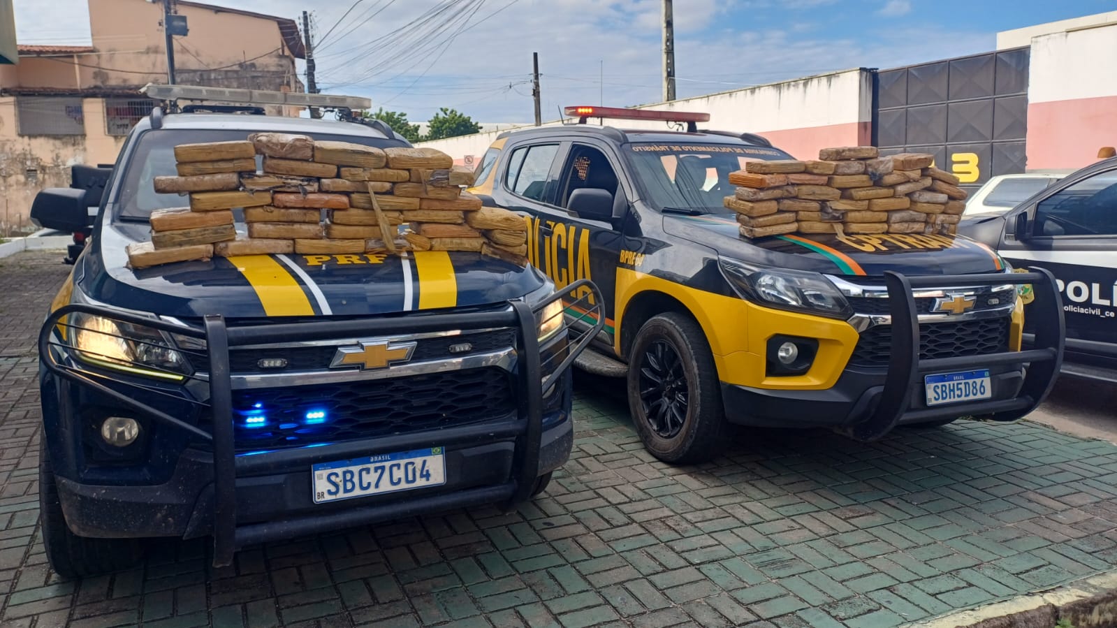 BPRE da PMCE e PRF apreendem mais de 67 kg de skunk escondidos em caminhão, em Caucaia