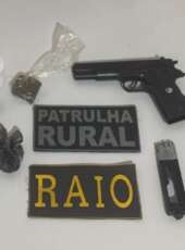 PMCE apreende drogas e simulacro de arma de fogo durante ação do BPRaio em Icó