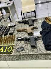 PMCE apreende três pistolas e recupera carro roubado após confronto com suspeitos em Tauá