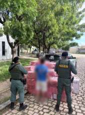PMCE apreende mais de 2,7 mil maços de cigarros e prende suspeito por descaminho em Tabuleiro do Norte