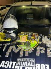 PMCE apreende drogas e simulacro de arma em imóvel abandonado em Caucaia