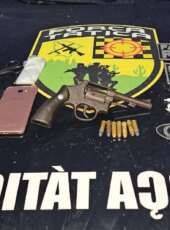 PMCE apreende arma e drogas e captura dupla suspeita em Amontada