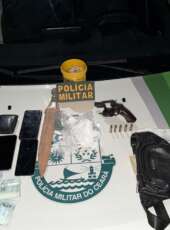 PMCE prende dois homens e apreende revólver, cocaína e mais de R$ 3,8 mil durante ação em Assaré