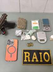 CPRaio da PMCE apreende pistola, drogas e celular com registro de roubo em Fortaleza