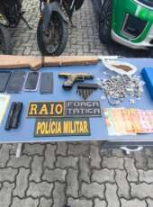 PMCE apreende arma, drogas e motocicleta com queixa de roubo em Ipu