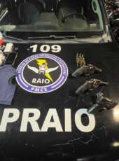 CPRaio da PMCE apreende três armas de fogo, drogas e celular com registro de roubo em Reriutaba