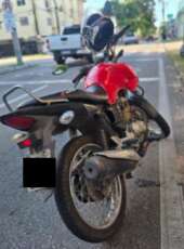 Policiais militares recuperam motocicleta clonada e conduzem mulher à delegacia em Fortaleza
