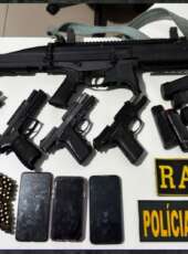 PMCE apreende cinco armas de fogo, munições, drogas e veículos em Senador Pompeu; três suspeitos são presos
