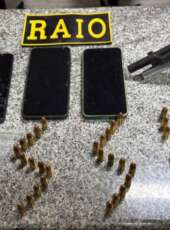 PMCE apreende pistola, drogas e conduz dupla em imóvel abandonado no bairro José de Alencar em Fortaleza