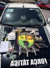 PMCE prende homem com quatro pistolas, 131 munições e mais de 2 kg de entorpecentes em Tianguá