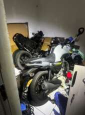 PMCE recupera motocicletas com registro de roubo e prende homem por receptação e adulteração de veículo em Fortaleza