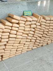 Após informações da PRF, PMCE intercepta carro com 200 kg de maconha e prende dupla em Acopiara