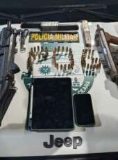 PMCE prende homem com duas armas longas e 58 munições, durante atendimento à ocorrência de violência doméstica em Pacatuba