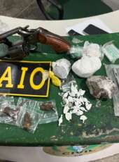 PMCE apreende arma de fogo e drogas no bairro Paupina, em Fortaleza