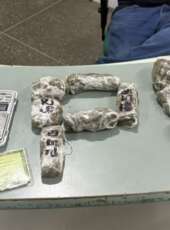 PMCE apreende drogas e balanças de precisão durante ação em Canindé